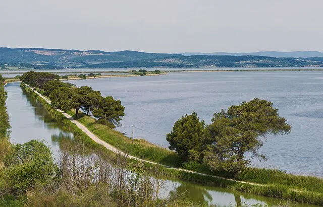 Le Canal de la Robine longeant l'île Sainte-Lucie, dans le Parc naturel de la Narbonnaise
