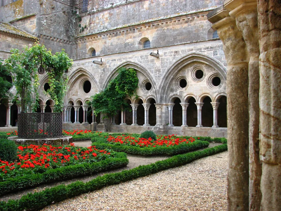 L'Abbaye cistercienne de Fontfroide, nichée dans un vallon de garrigue près de Narbonne