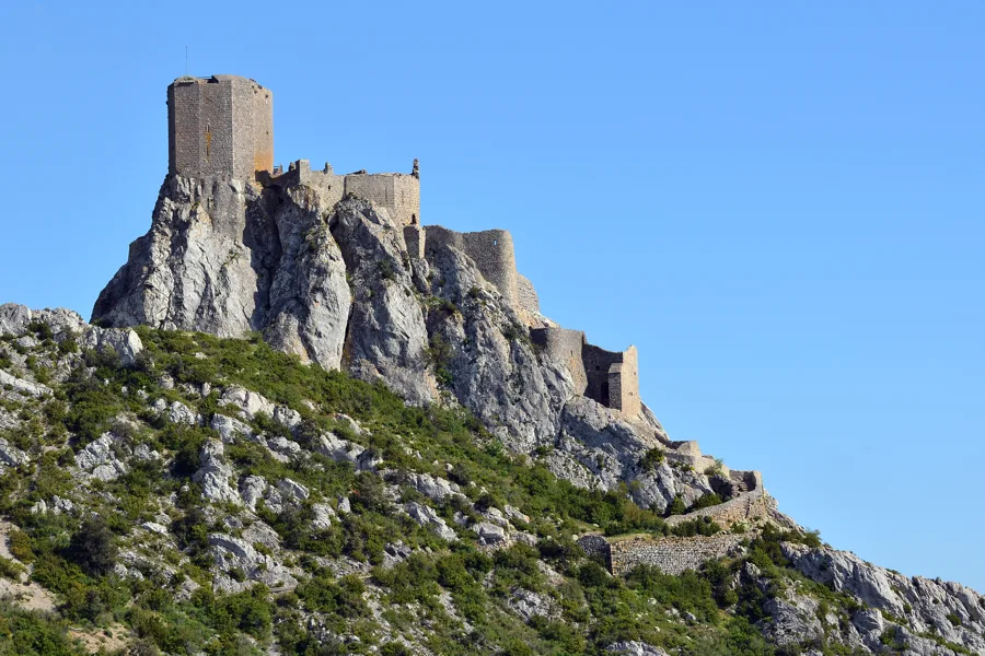 Château de Quéribus, forteresse cathare perchée à 728 mètres dans les Corbières