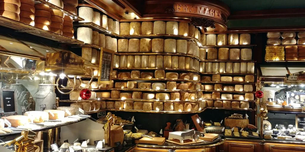 La cave à fromages des Grands Buffets de Narbonne, plus de 110 fromages au lait cru