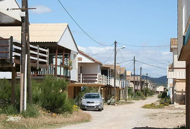 Les chalets colorés sur pilotis de la plage de Gruissan
