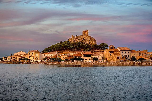 Le village circulaire de Gruissan avec son château médiéval